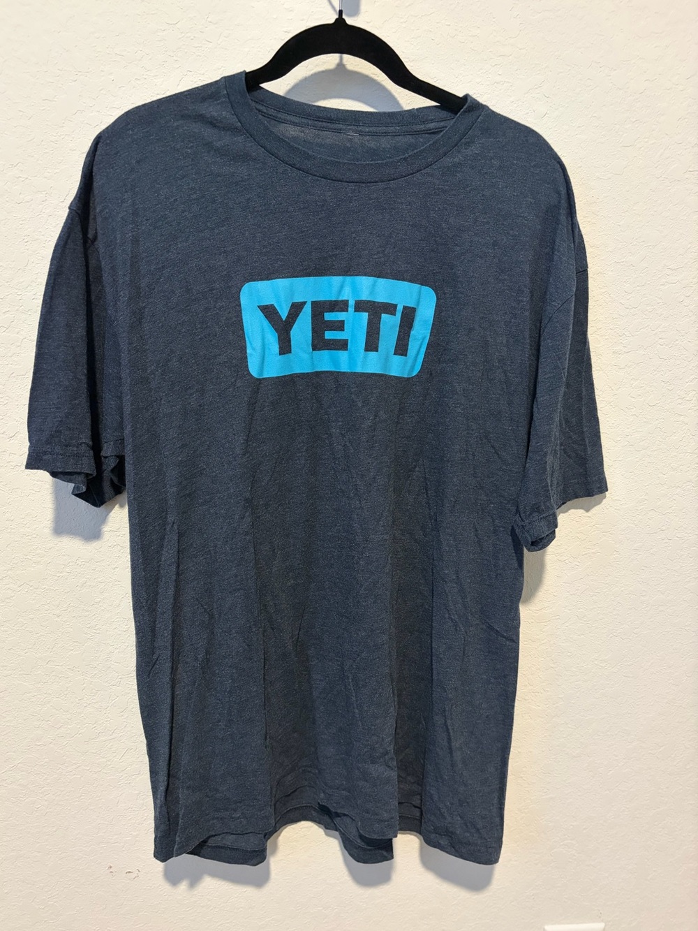 YETI Logo Badge Tee Men's XXL Heather Navy Blue Short Sleeve Graphic T-Shirt